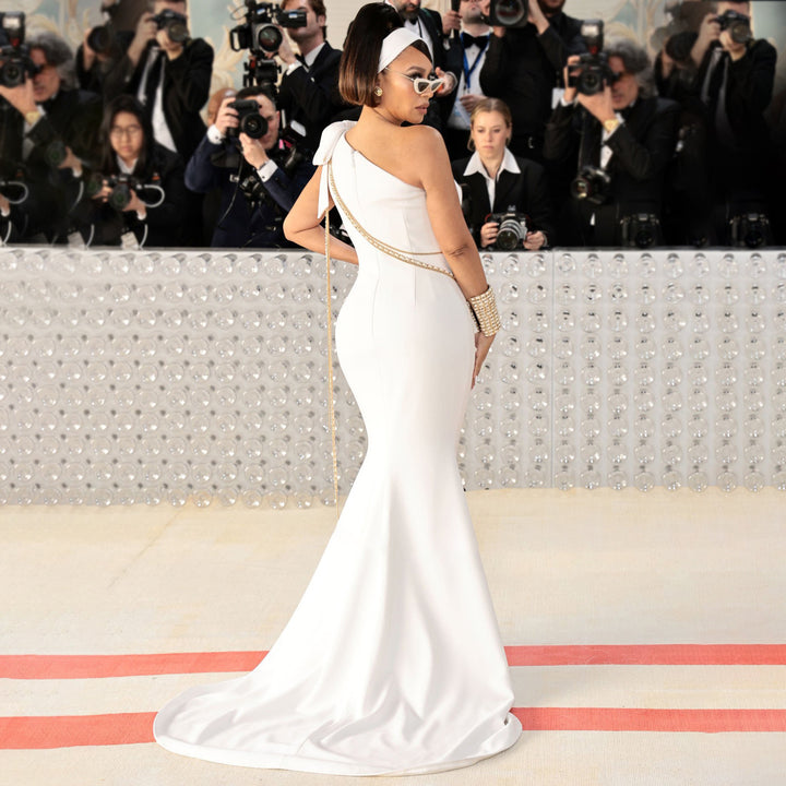 Damen Elegantes Abendkleid mit asymmetrischem Design und glamourösen Kettenakzenten Echo Archiv