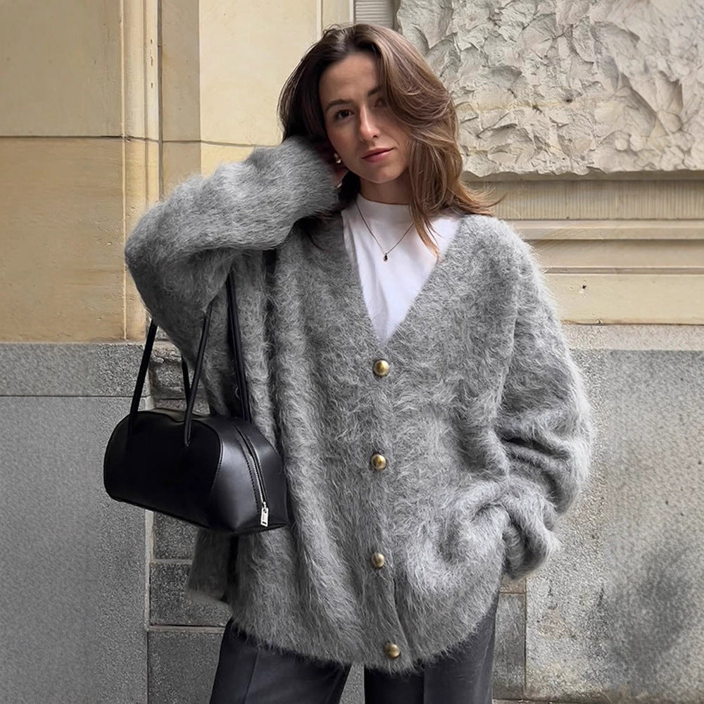 Damen Flauschige Mohair‑Optik Oversize‑Strickjacke mit V‑Ausschnitt und goldenen Zierknöpfen Echoarchiv