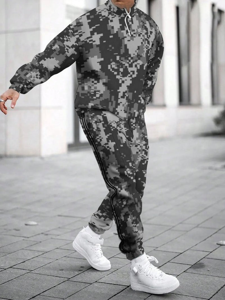 Herren modischer Trainingsanzug im trendigen Camouflage-Design Echoarchiv