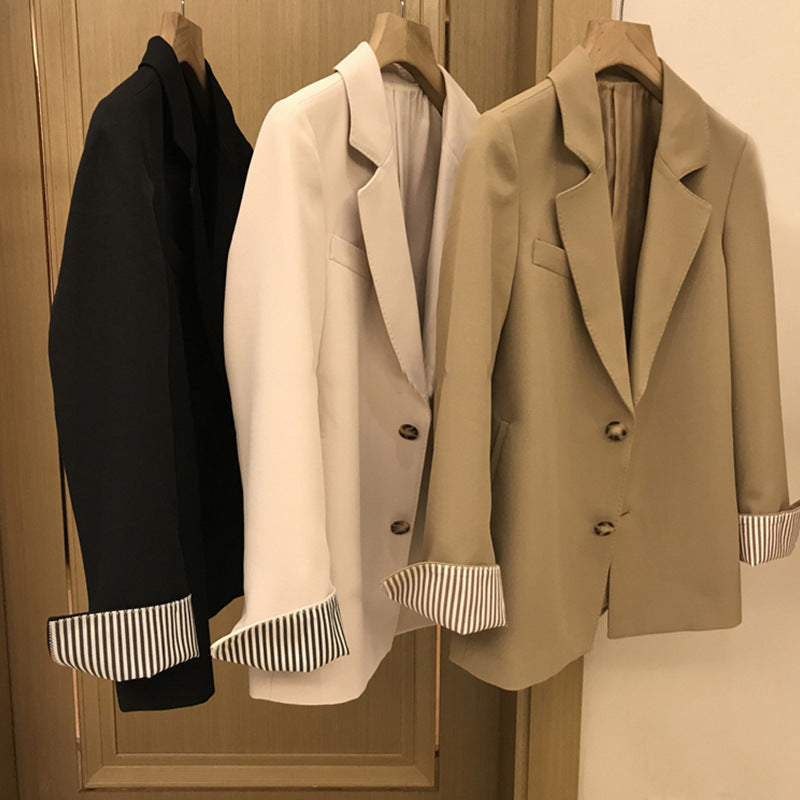 Damen Eleganter Blazer mit kontrastierenden Ärmelaufschlägen Echoarchiv
