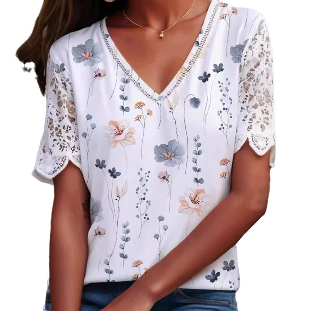 Damen nan V-Ausschnitt-Sommerbluse mit Aquarell-Blumenprint, Häkelspitzenärmeln und Ziersteinbordüre Echo Archiv