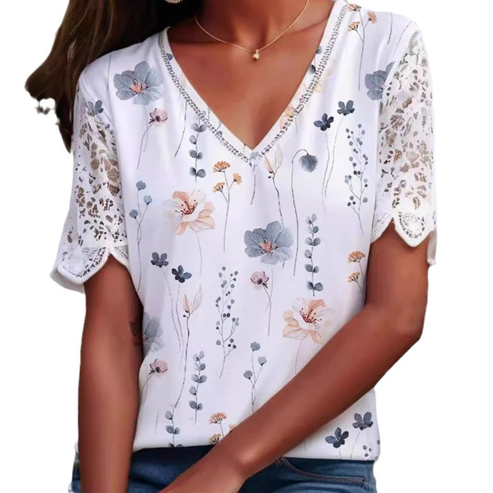 Damen nan V-Ausschnitt-Sommerbluse mit Aquarell-Blumenprint, Häkelspitzenärmeln und Ziersteinbordüre Echo Archiv