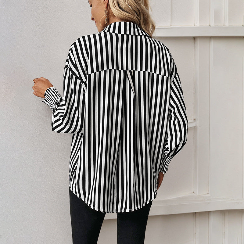 Damen Oversize-Hemdbluse mit senkrechten Streifen, klassischem Kragen und gerafften Manschetten Echoarchiv