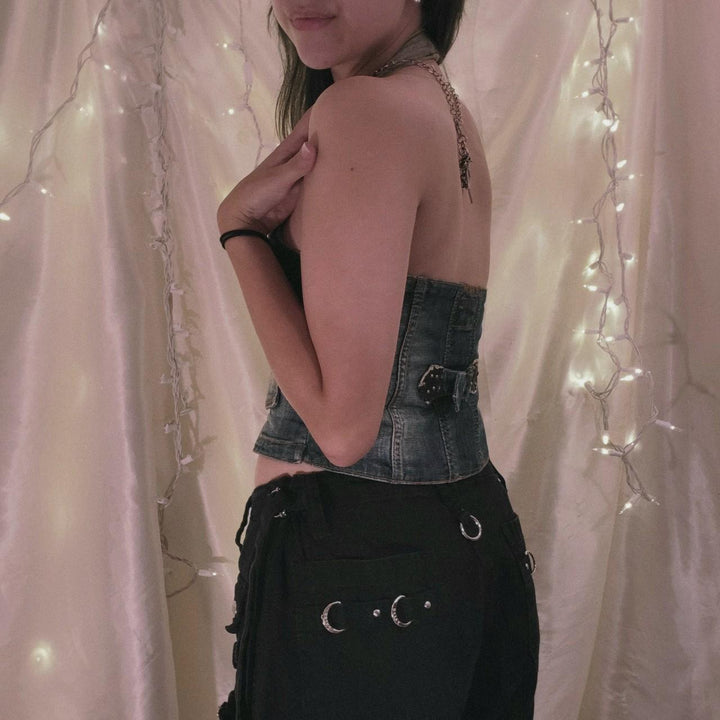 Damen Crop-Top aus Denim mit dekorativen Knopfdetails und tiefem V-Ausschnitt Echo Archiv