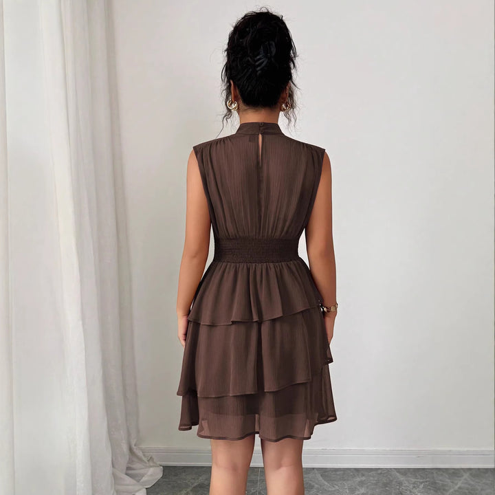 Damen Ärmelloses Chiffon-Stufenkleid mit Stehkragen und taillierter Raffung – Élara