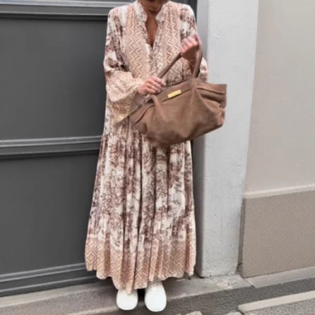 Damen nan Stufenmaxikleid mit Ethno-Bordüre, Stehkragen und weiten Glockenärmeln Echo Archiv
