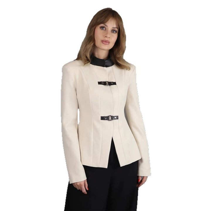 Damen Taillierter Blazer mit Stehkragen, Wiener Nähten und dekorativen Gurtverschlüssen Echoarchiv
