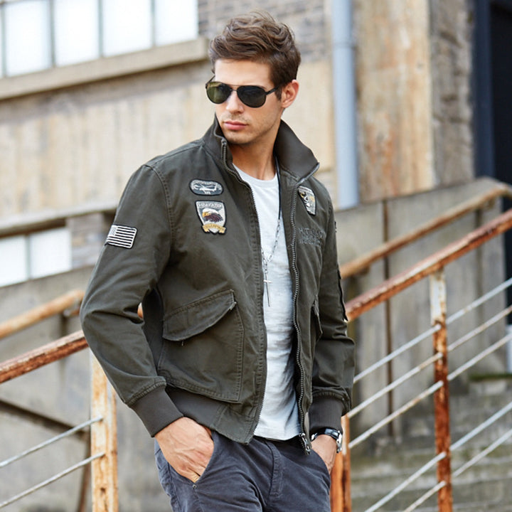Herren kurz geschnittener Fliegerblouson aus Canvas mit Emblem‑Aufnähern und Ärmeltasche Echoarchiv