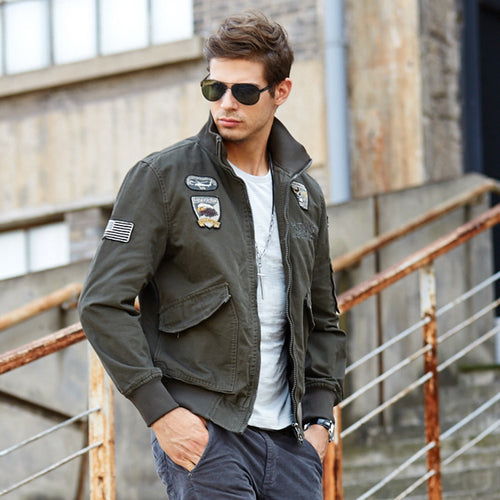 Herren kurz geschnittener Fliegerblouson aus Canvas mit Emblem‑Aufnähern und Ärmeltasche Echoarchiv