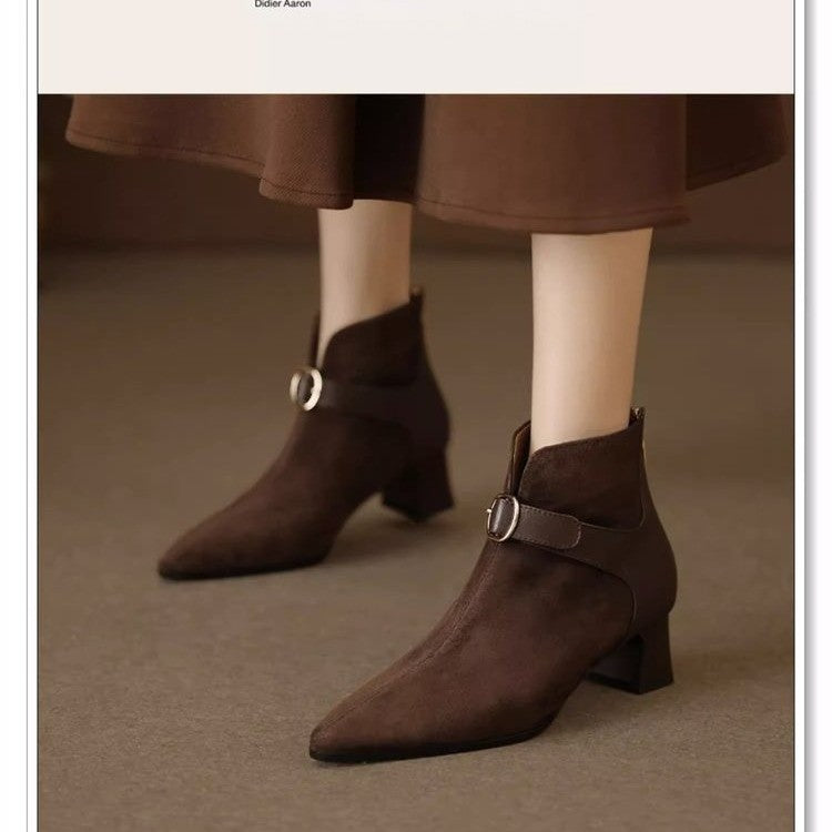 Damen elegante spitze Velours-Ankle-Boots mit mittelhohem Blockabsatz und Zierspange – Varelle