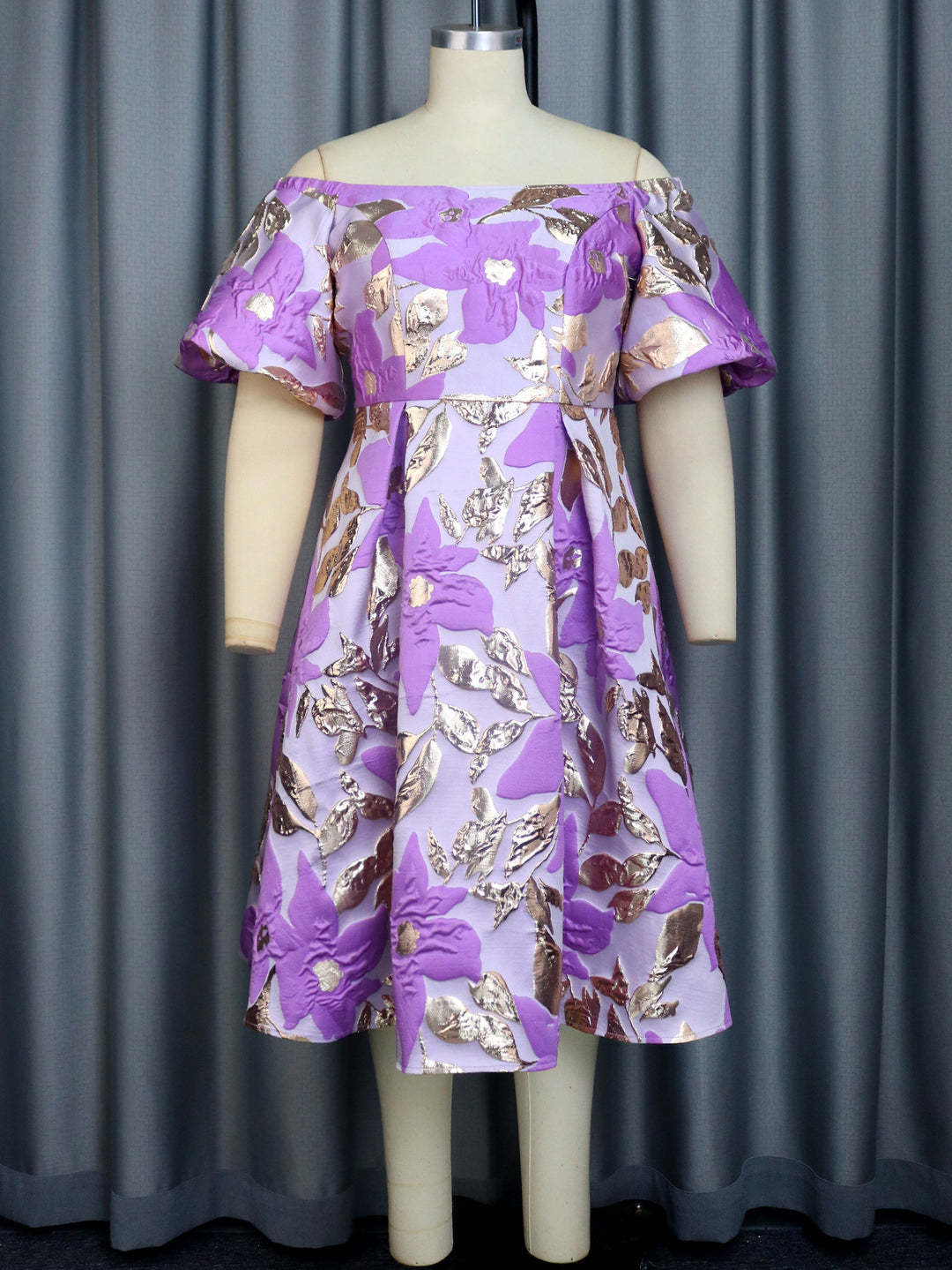 Damen Off-Shoulder Kleid mit floralen Präge-Details Echo Archiv