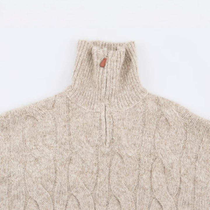 Damen Grobgestrickter Longpullover mit Zopfmuster und halbhohem Reißverschlusskragen Echoarchiv