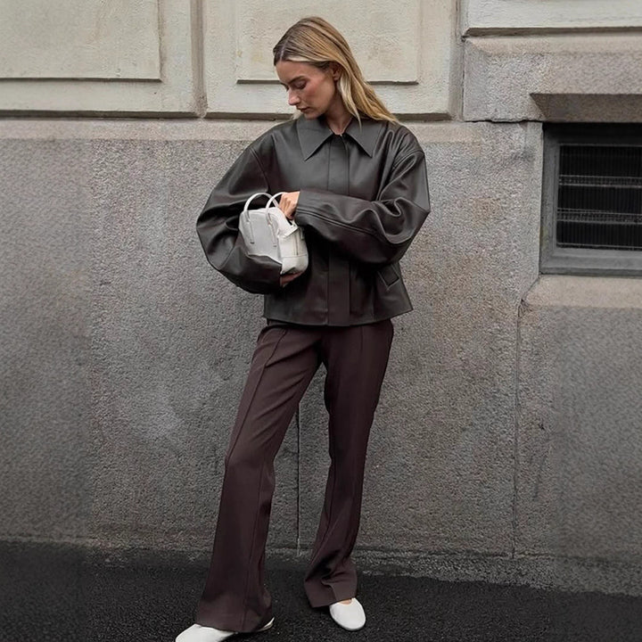 Damen Cropped Boxy Jacke aus Lederimitat mit übergroßem Kragen und verdeckter Reißverschlussleiste Echoarchiv