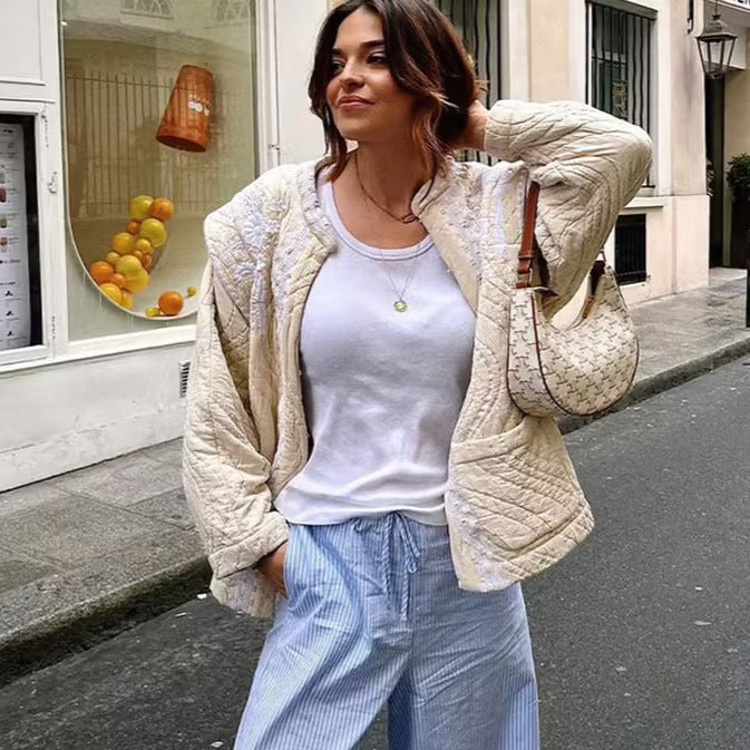 Damen nan gesteppte Jacke mit floraler Stickbordüre, geradem Schnitt und Rundhals Echo Archiv