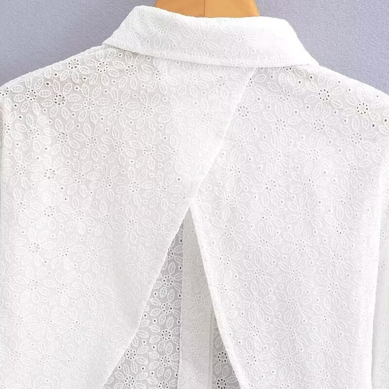 Damen Kurzgeschnittene Lochstickerei-Bluse mit Hemdkragen und langen Schnürbändern Echo Archiv