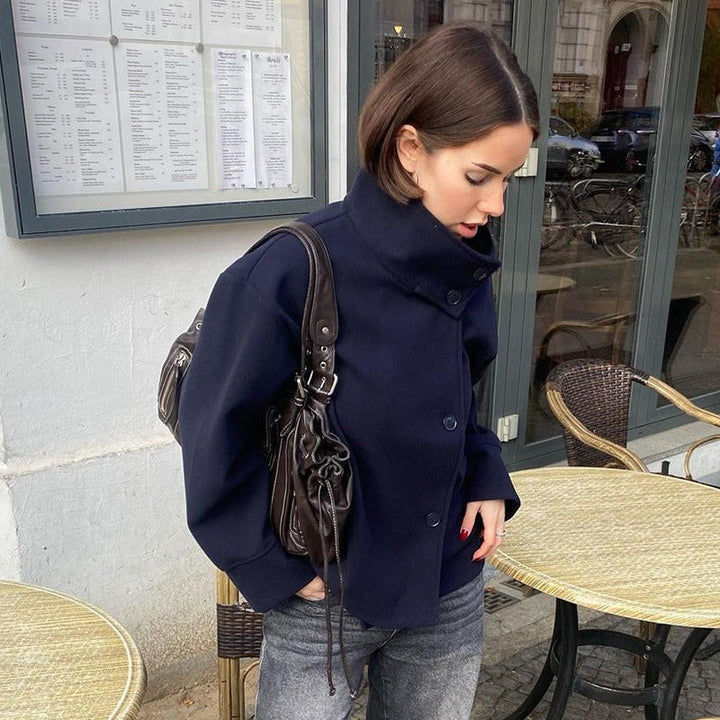 Damen Kurze Jacke mit hohem Kragen und Knopfverschluss Echoarchiv