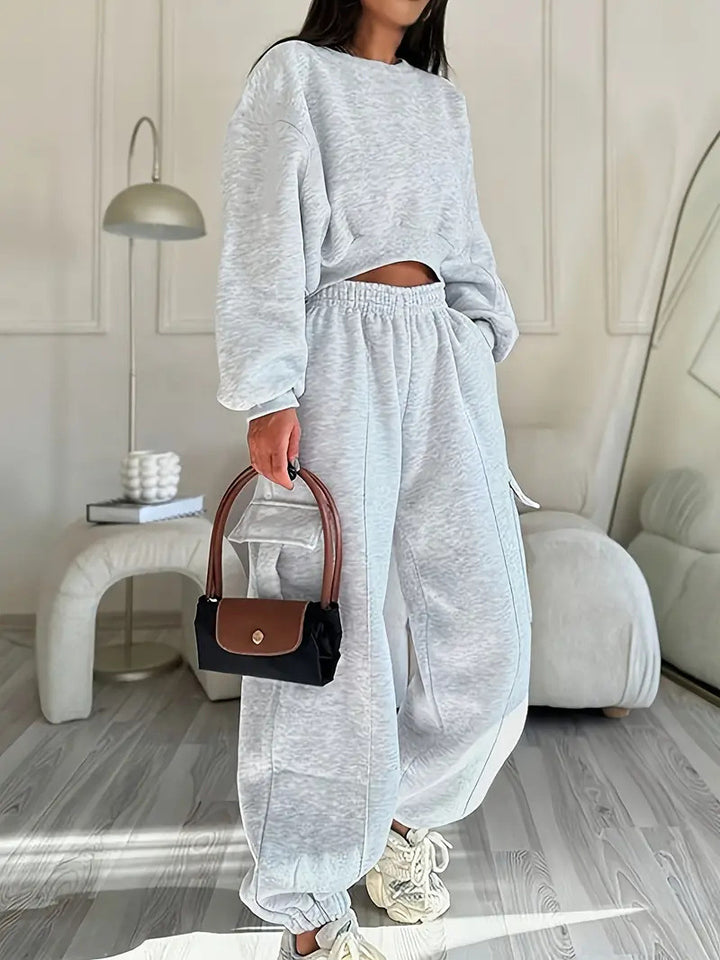 Damen komfortables Cropped-Sweatset mit oversized Pullover und High-Waist Cargo-Jogger – Avérine