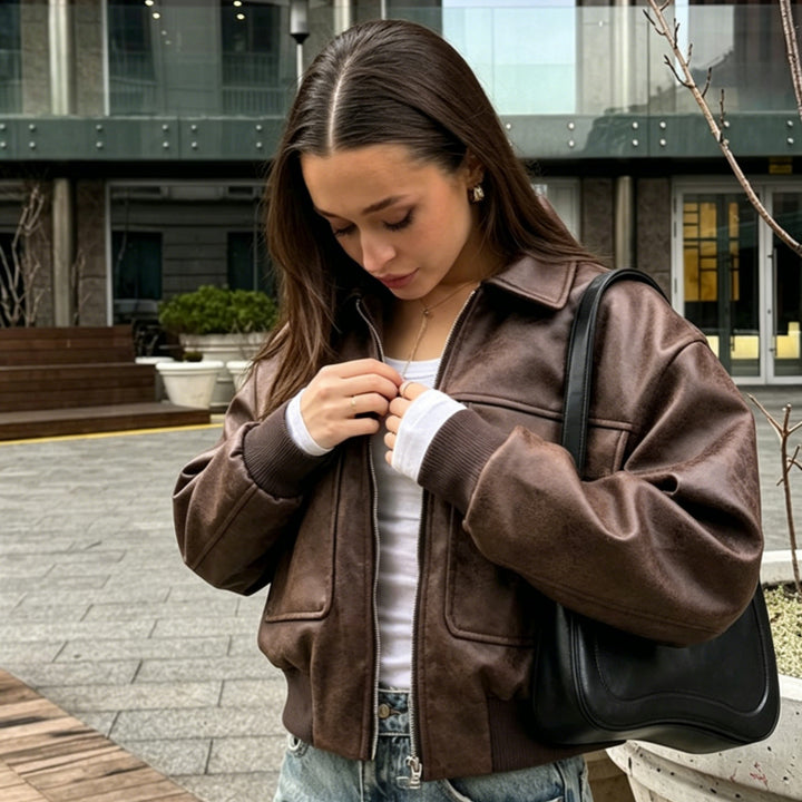 Damen nan kurzer Bomberjacke in Veloursleder‑Optik mit großen Pattentaschen und Rippbündchen Echo Archiv