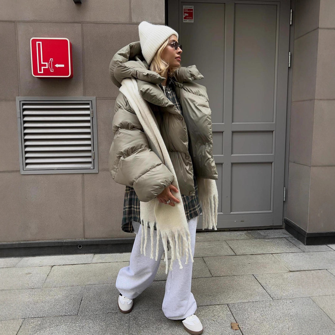Damen extravagante Oversize Steppdaunenjacke mit extravoluminöser Kapuze Echoarchiv