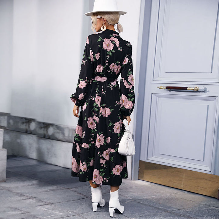 Damen Maxikleid mit Stehkragen, Blumenprint, Taillengürtel und Volantstufe Echoarchiv