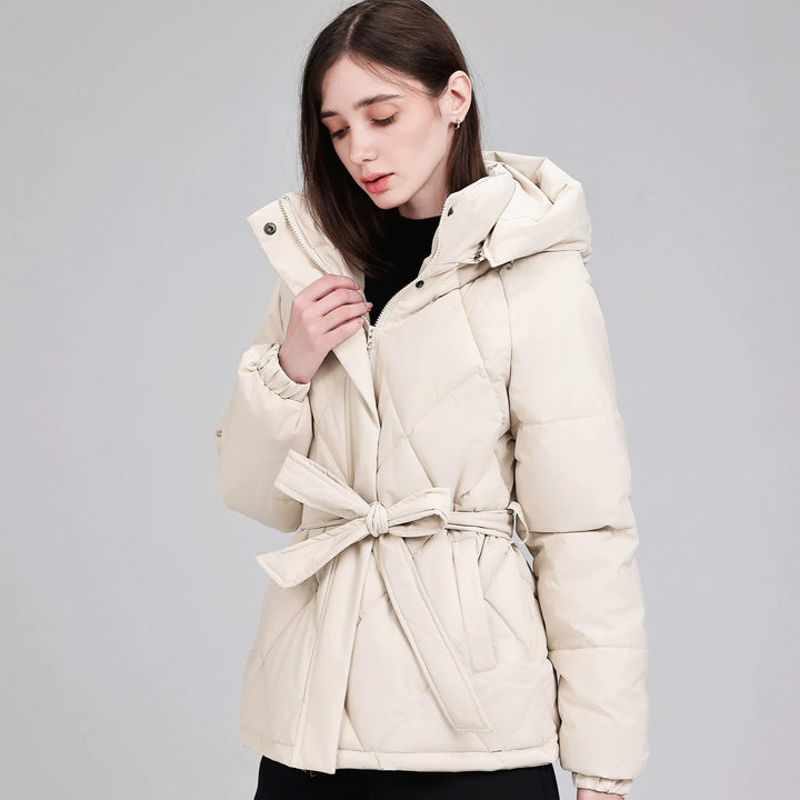 Damen Taillierter Steppparka mit Kapuze und Bindegürtel Echo Archiv