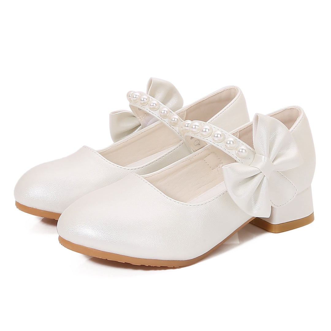 Mädchen elegante Ballerinas mit Schleifen- und Perlenakzenten Echo Archiv
