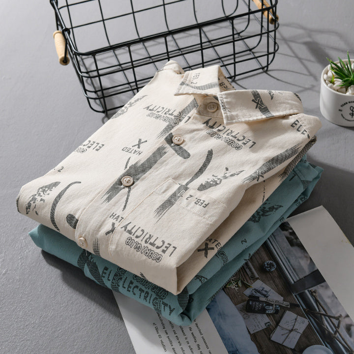 Herren Leichtes Baumwoll-Crinkle Hemd im Relaxed-Fit mit Typo-Alloverprint und aufgesetzter Brusttasche Echoarchiv