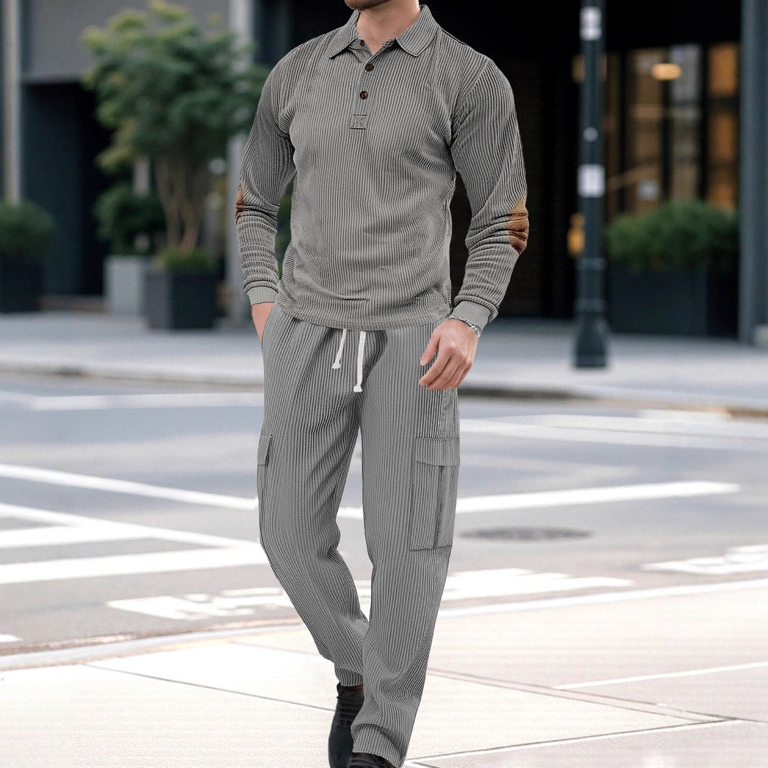 Herren nan geripptes Lounge-Set mit Polokragen Ellenbogenpatches und Cargohose Echo Archiv
