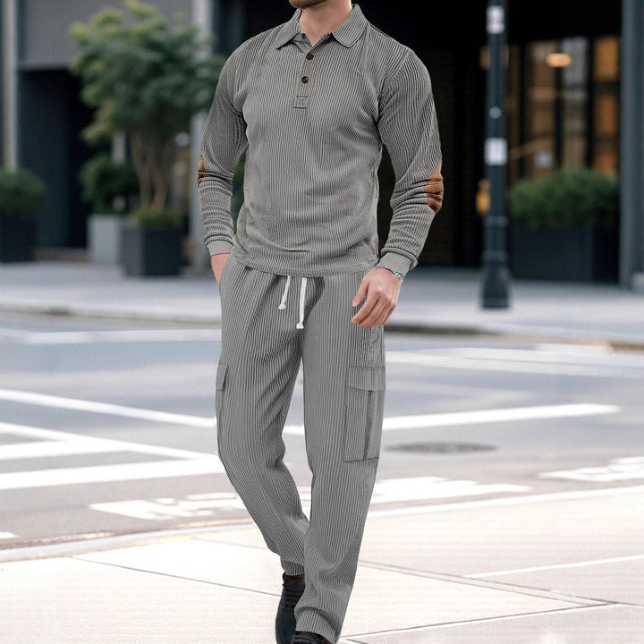 Herren nan geripptes Lounge-Set mit Polokragen Ellenbogenpatches und Cargohose Echo Archiv