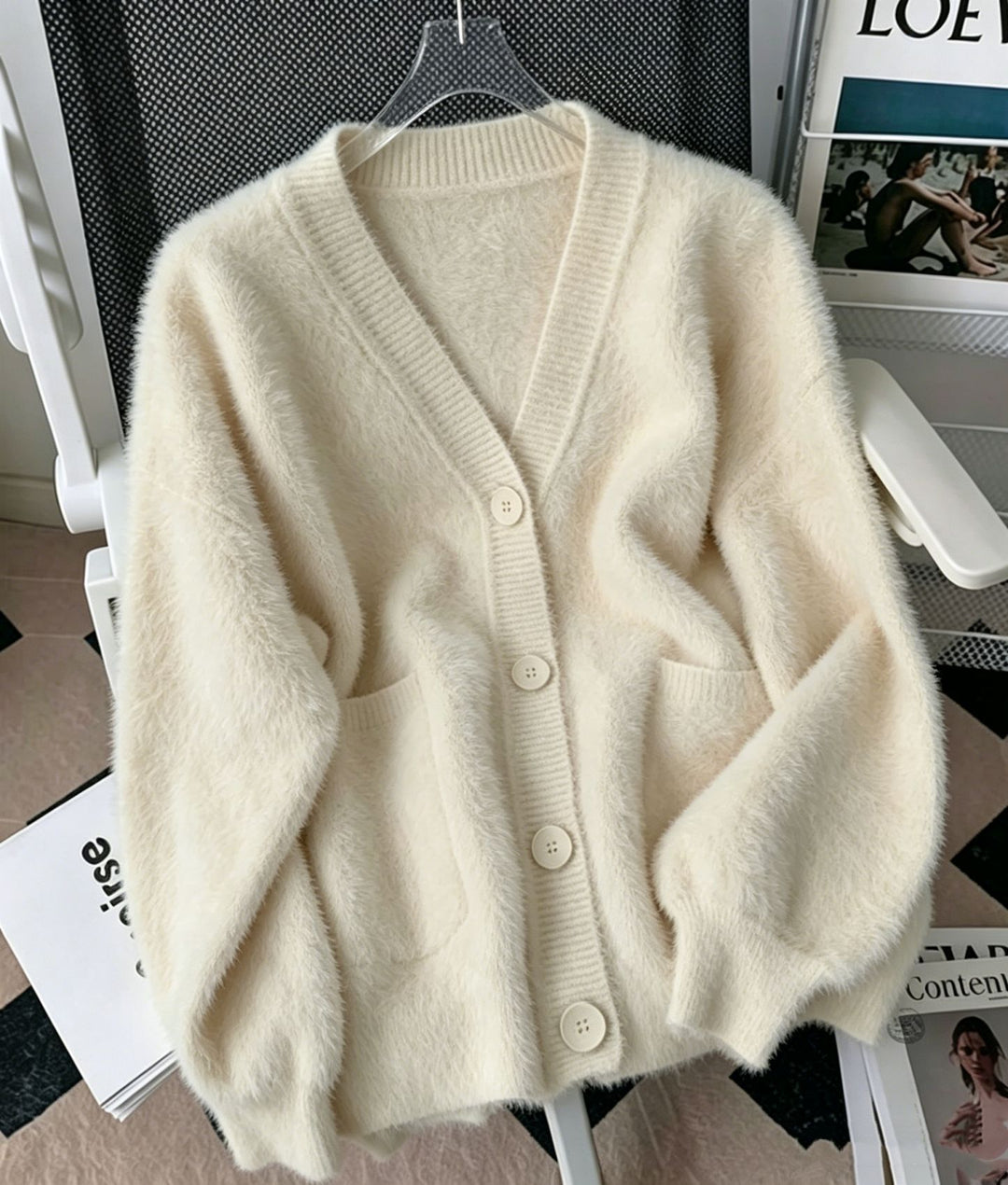 Damen Fluffy-Cardigan mit tiefem V-Ausschnitt, gerippter Knopfleiste und Eingrifftaschen – Veloura