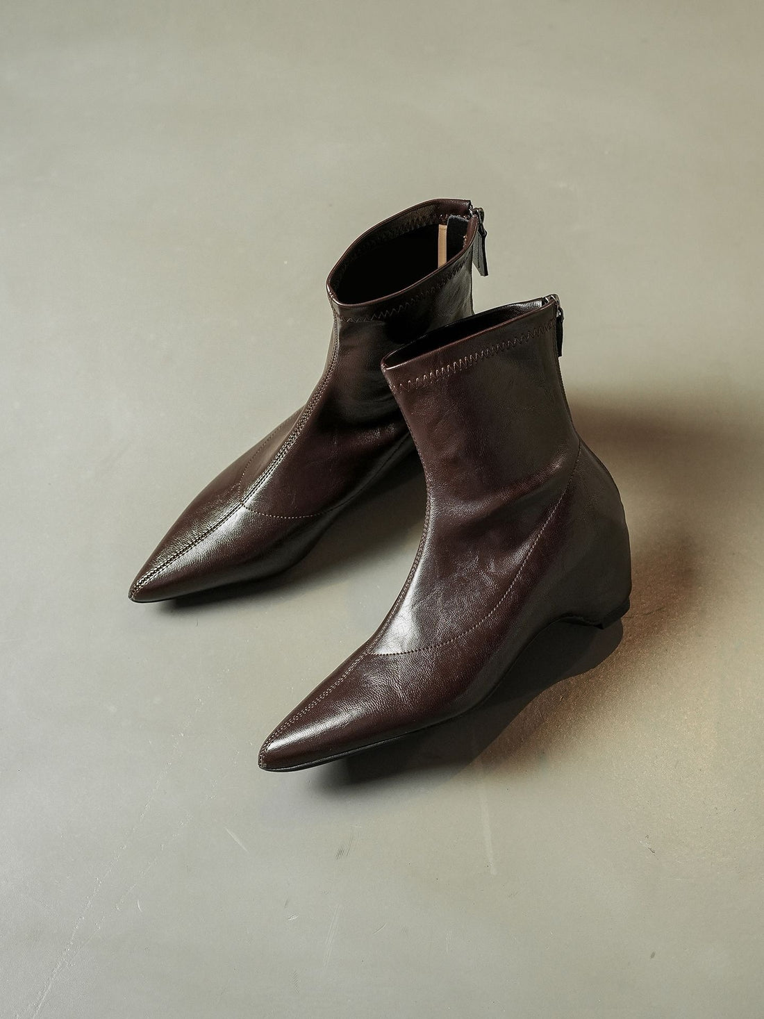 Damen Spitz zulaufende Ankle-Boots aus Glattleder mit integriertem Keilabsatz Echo Archiv