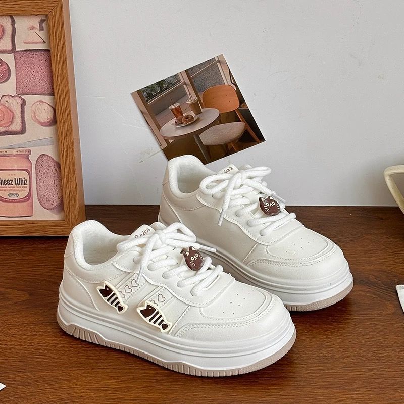 Damen Plateausneaker mit dekorativen Fisch‑Charms und gepolstertem Komfortfußbett – Névara