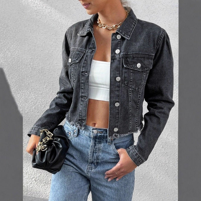 Damen Kurz geschnittene taillierte Jeansjacke mit rohem Fransen-Saum und Pattentaschen Echo Archiv