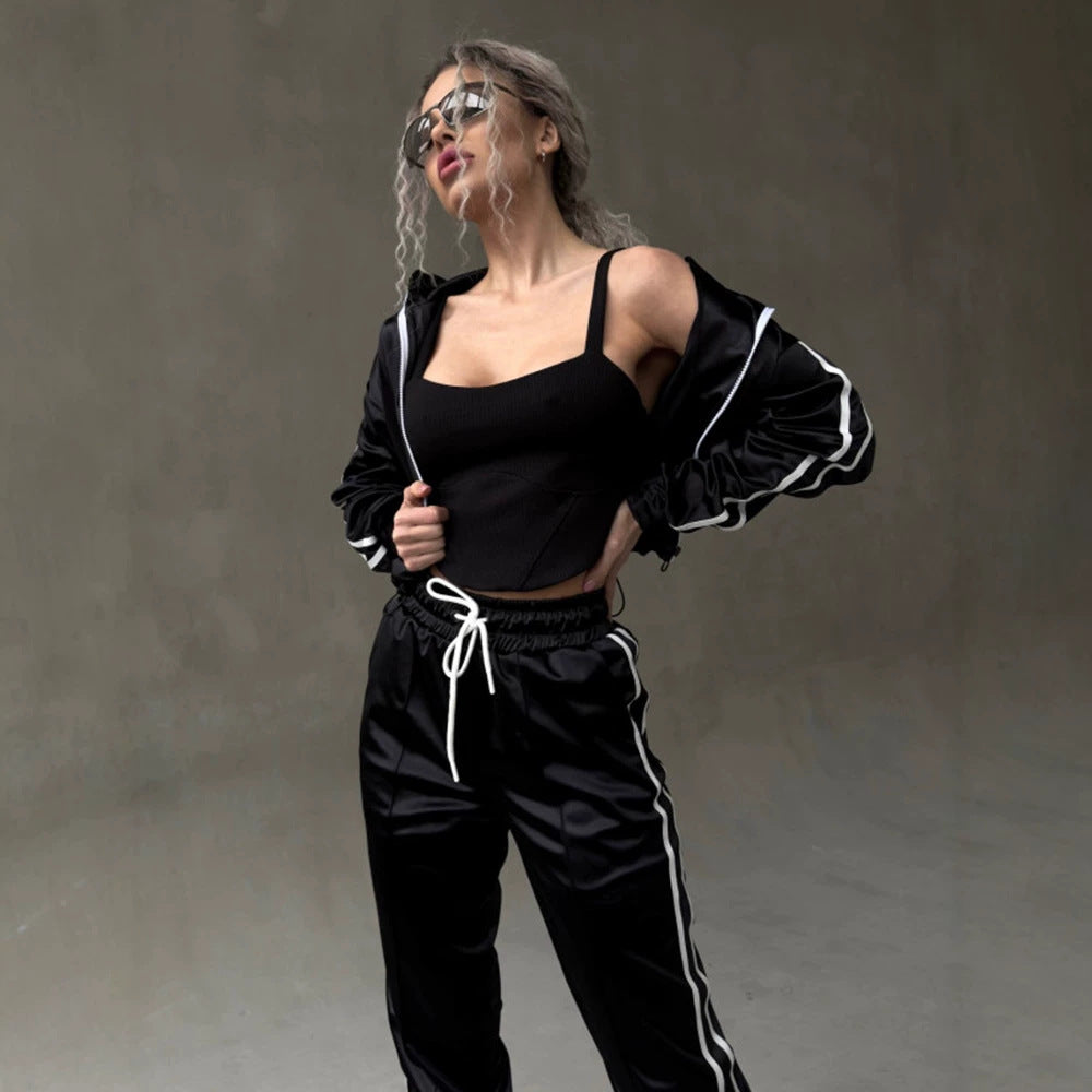 Damen glänzender Satin-Trainingsanzug mit Kontraststreifen, Reißverschlussjacke und Tunnelzughose – Élanora