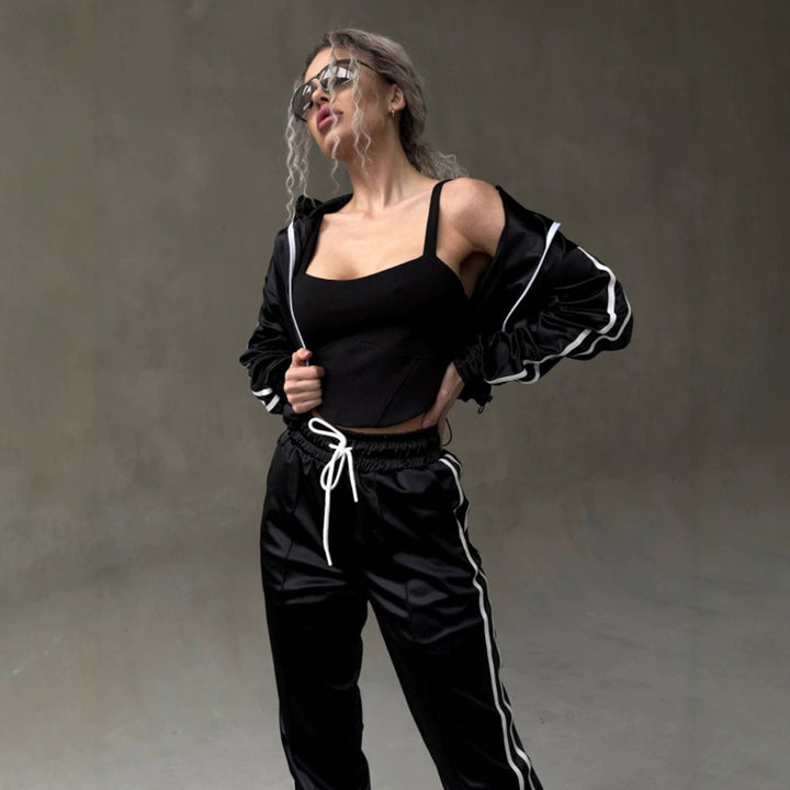 Damen glänzender Satin-Trainingsanzug mit Kontraststreifen, Reißverschlussjacke und Tunnelzughose – Élanora
