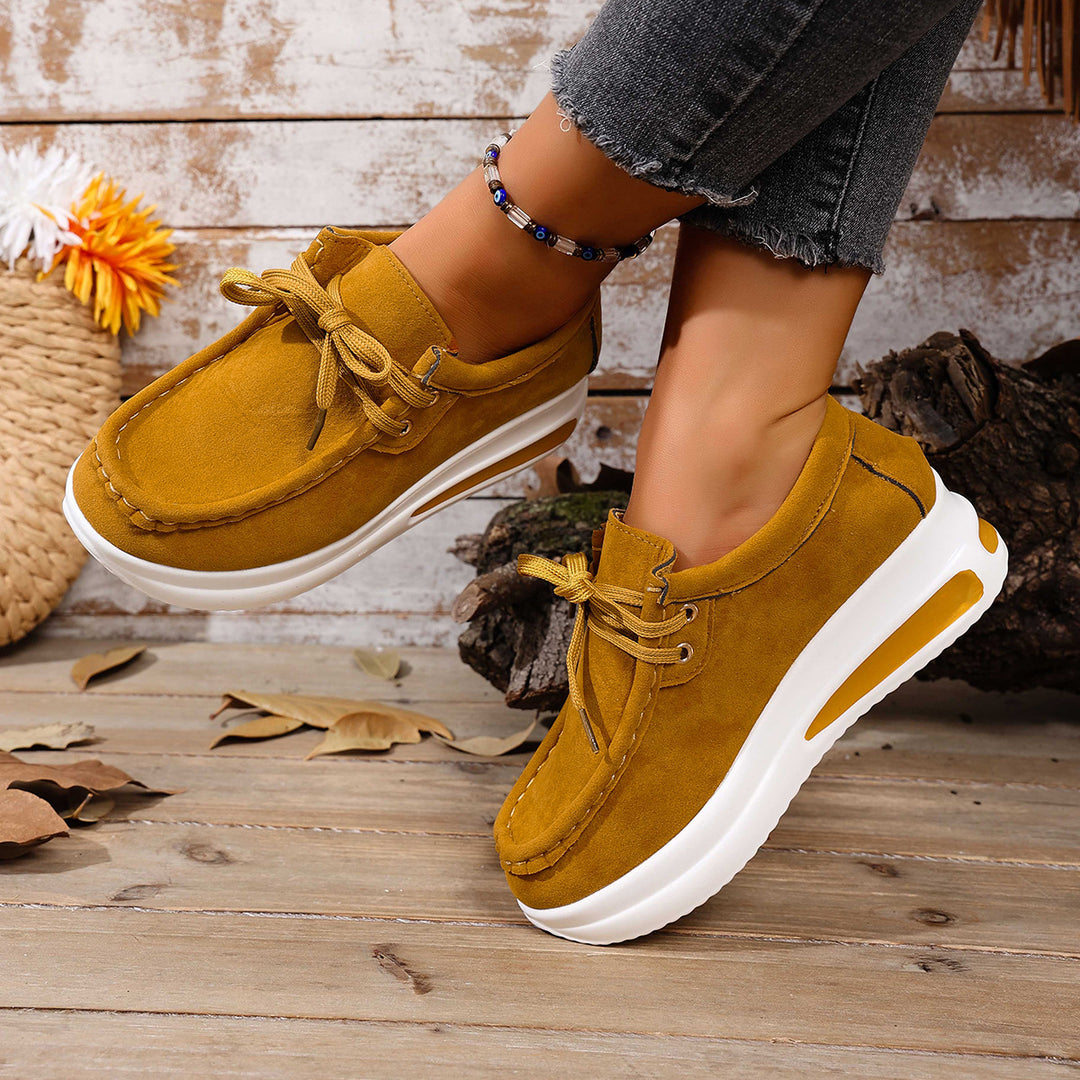 Damen Bequeme Keil‑Plateau‑Sneaker mit Wildlederoptik und gepolstertem Komfortfußbett – Névara
