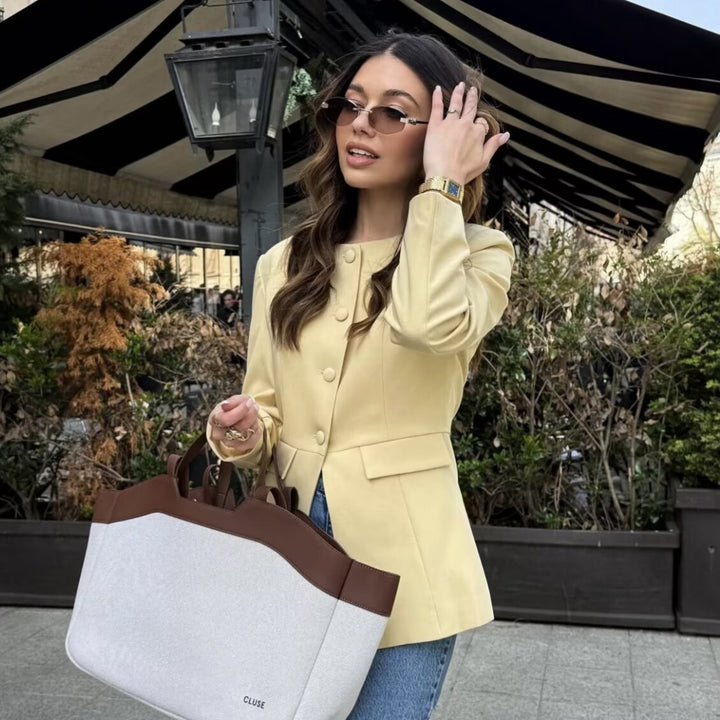 Damen nan taillierter knopfblazer mit Rundhalsausschnitt und angedeuteten Pattentaschen Echo Archiv