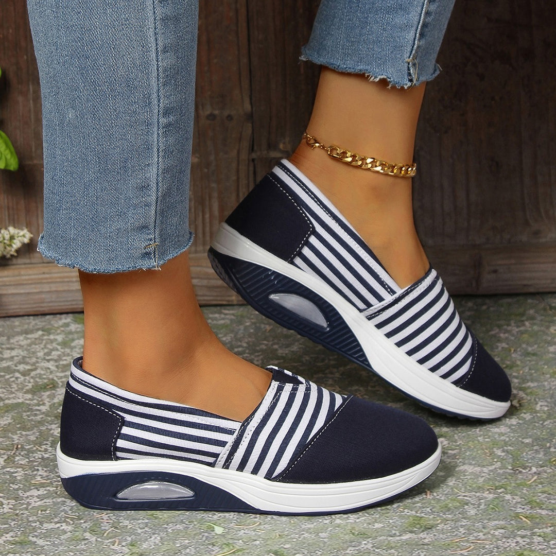 Damen Leichte Slip-On Sneakers mit Keilabsatz und gepolsterter Komfortsohle – Névara