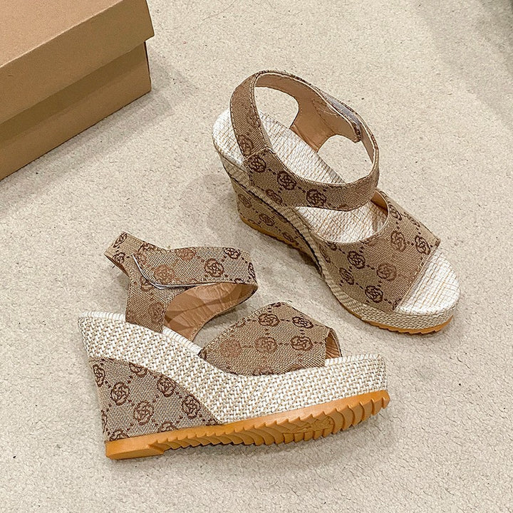 Damen nan monogramm-gewebte Keilsandalette mit Plateau und verstellbarem Fersenriemen Echo Archiv