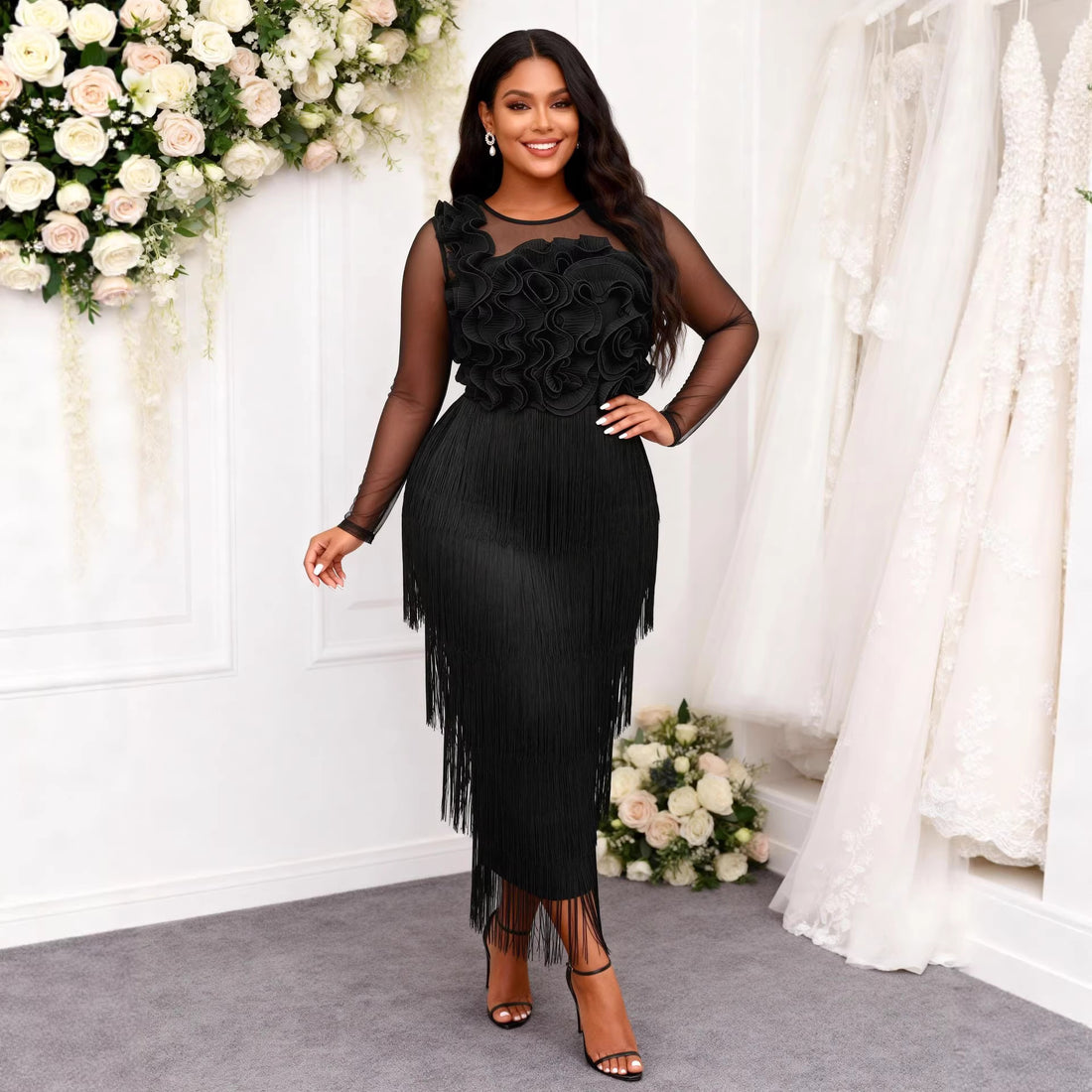 Damen figurbetontes Kleid mit voluminösen Rüschen und Fransen – Élara