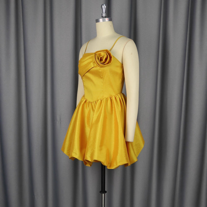Damen Verspieltes Minikleid mit asymmetrischem Oberteil und floralem Detail Echo Archiv