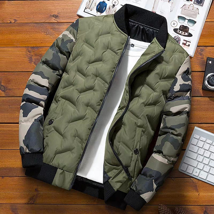 Herren gestepptes Bomberjacke im Army-Camouflage-Mix mit Rippenbündchen und Thermo‑Wattierung – Brevano