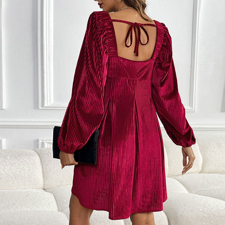 Damen Angesagtes Plisseekleid mit quadratischem Ausschnitt Echo Archiv