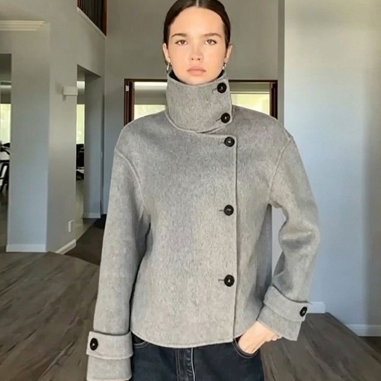 Damen Kurzer Wollmix-Mantel mit asymmetrischer Knopfleiste und hohem Stehkragen Echoarchiv