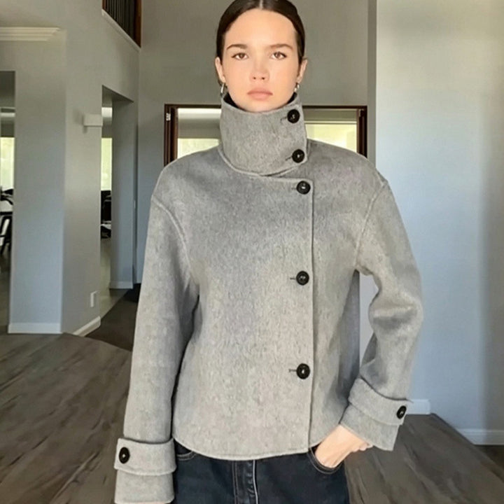 Damen Kurzer Wollmix-Mantel mit asymmetrischer Knopfleiste und hohem Stehkragen Echoarchiv