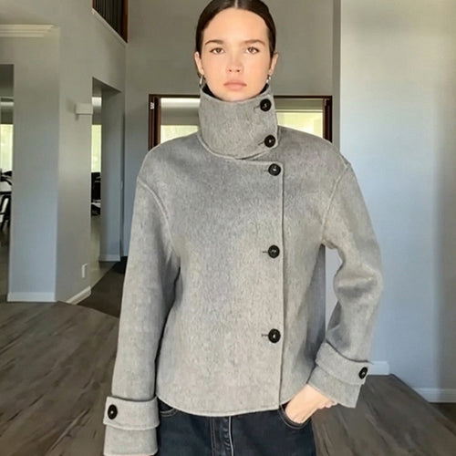 Damen Kurzer Wollmix-Mantel mit asymmetrischer Knopfleiste und hohem Stehkragen Echoarchiv