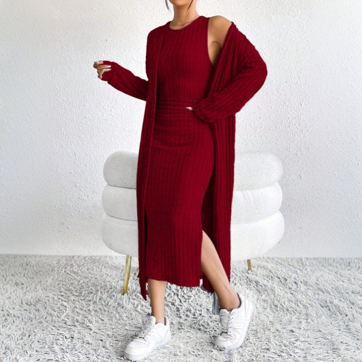 Damen geripptes Midikleid mit figurformendem Bustieroberteil hohem Seitenschlitz und passendem Longcardigan aus Feinstrick – Élara