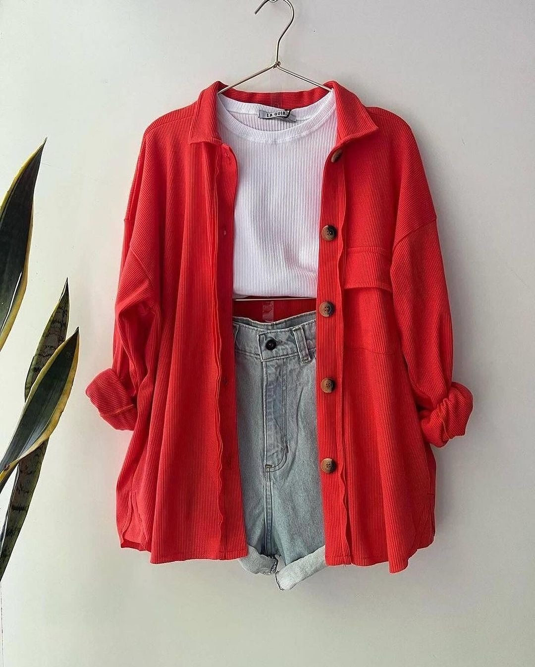 Damen Oversized Cordhemdjacke aus Breitcord mit Brusttasche und Holzknöpfen Echoarchiv