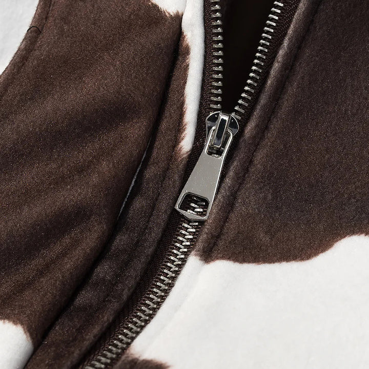 Damen kurz geschnittene Bomberjacke im Kuhfleckenprint mit Kunstlederbesatz – Avenza
