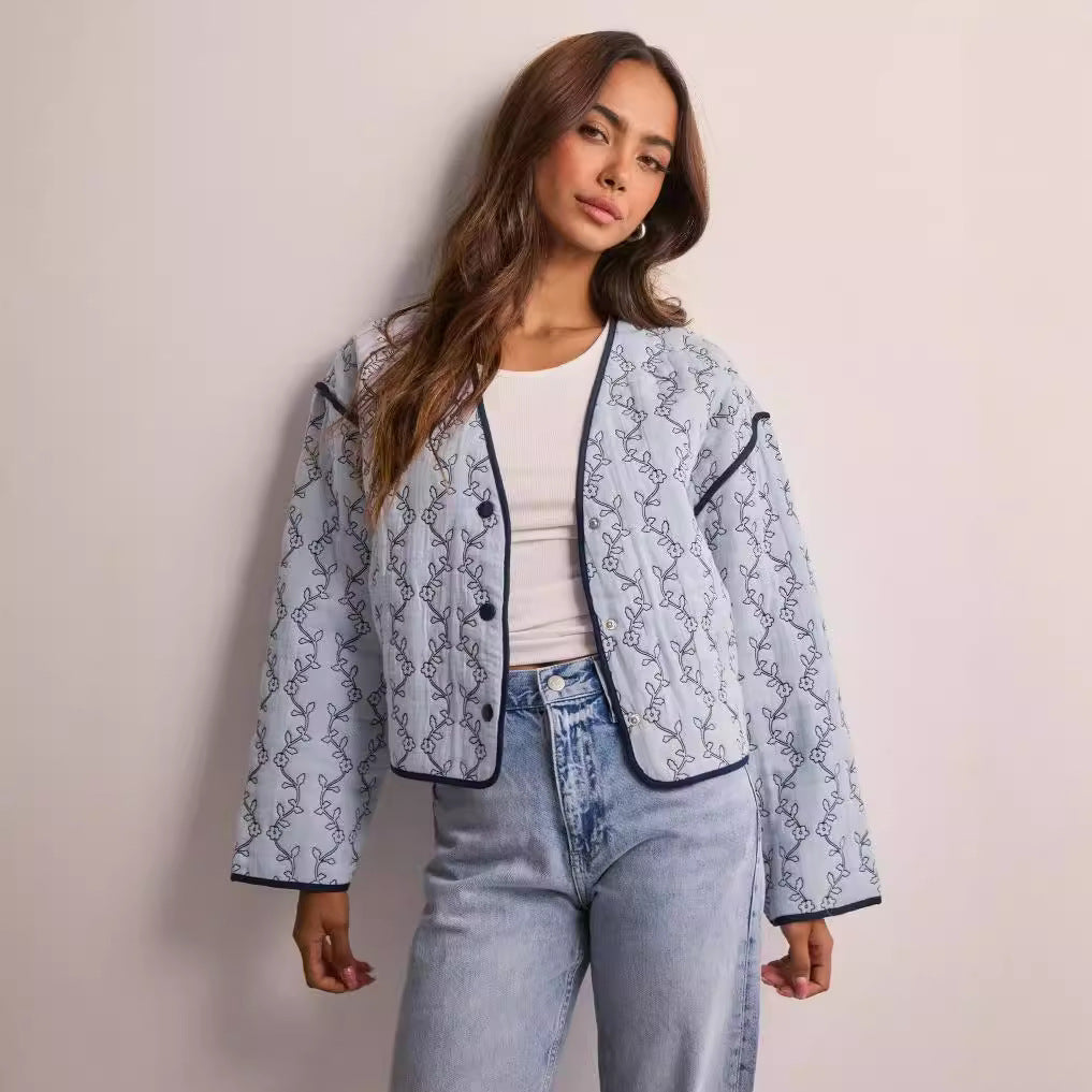 Damen gesteppte Kurzjacke mit V‑Ausschnitt, Kontrastpaspel und floraler Steppapplikation Echo Archiv